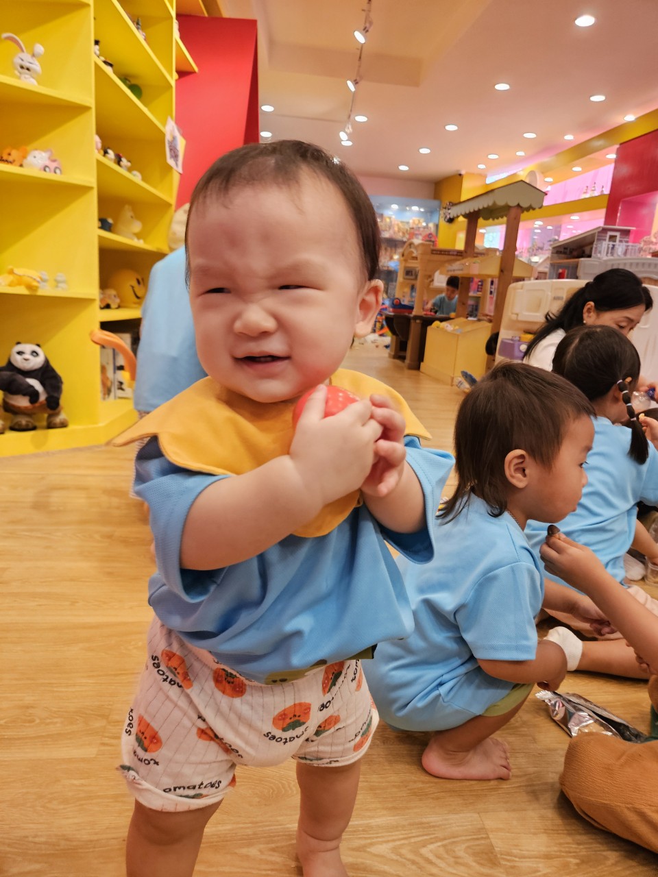 견학에 기분 좋은 11개월 아기