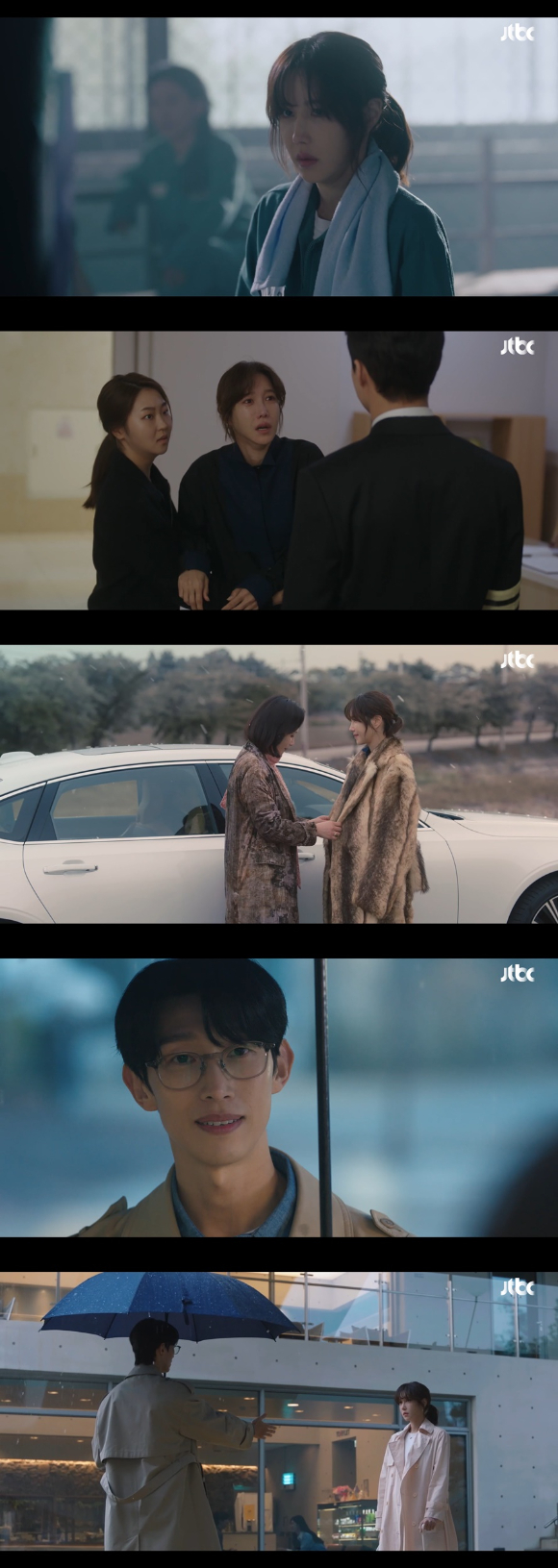 지난 1일 방송된 JTBC 수목드라마 &#39;끝내주는 해결사&#39; 2회에서 엄마의 갑작스런 죽음에 충격받은 김사라(이지아)가 고난을 딛고 이혼 해결사로 본격 변신하는 과정이 그려지고 있다. [사진=JTBC]