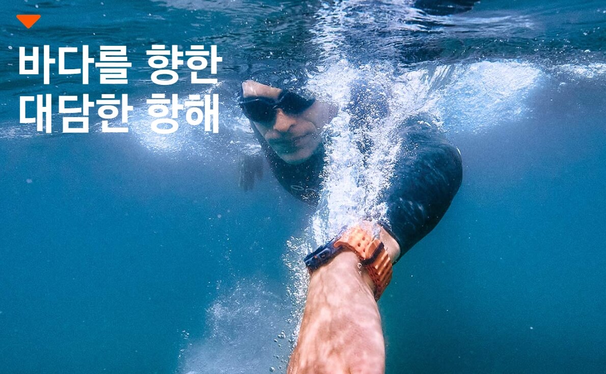 수중에서 사용 가능한 갤럭시 워치 울트라를 착용한 스쿠버 다이버의 손목 모습으로, 방수 기능과 탐험에 적합한 내구성을 강조합니다.