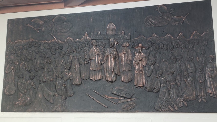 전주 복자성당 안에 있는 순교자 그림 부조작품