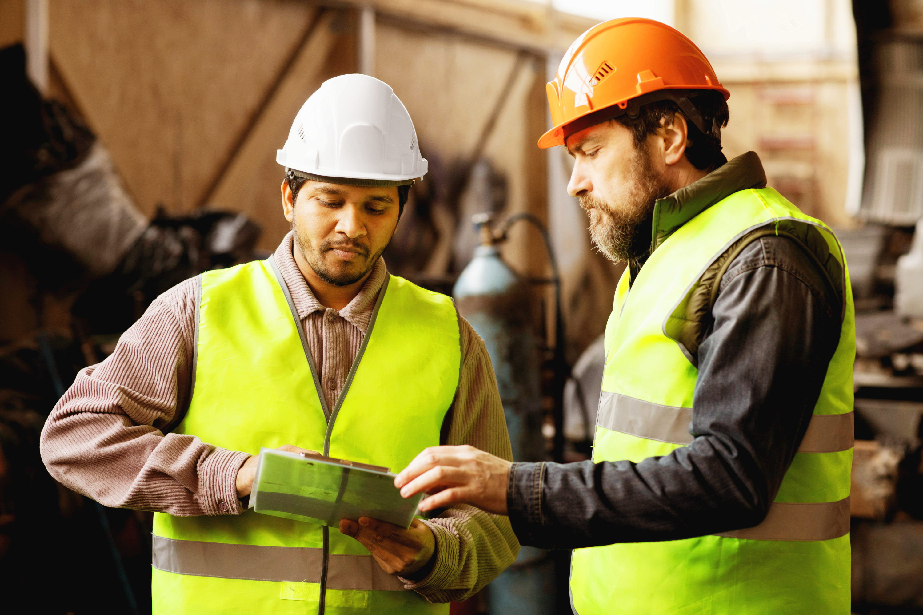 직장인들이 서로를 주의 깊게 듣는 모습, 경청을 상징하는 이미지