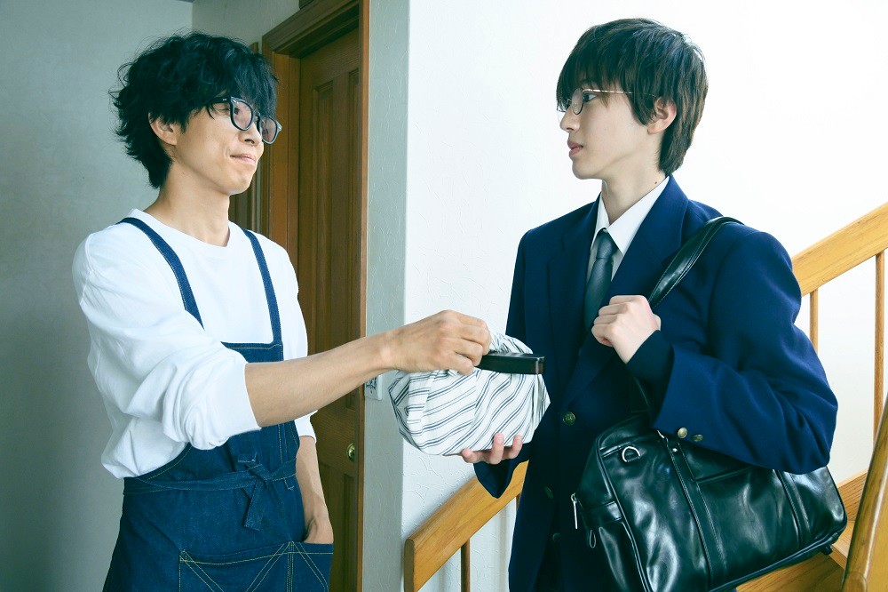 영화 461개의 도시락 장면 속 아버지가 쿄우키에게 도시락을 건네는 모습