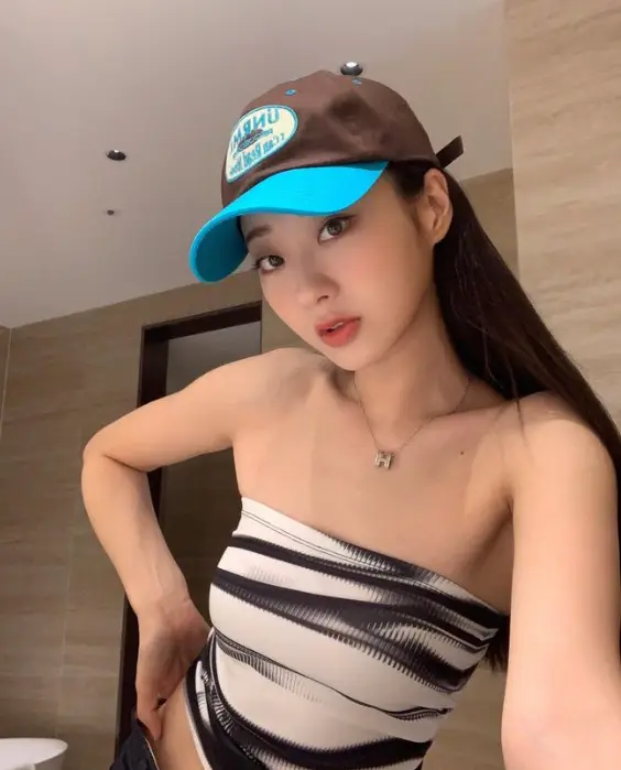 나솔사계- 긴생머리를 풀고 파란모자를 쓴채 검은색 줄무늬 어깨없는 티를 입고 포즈를 취하고 있는 박경리