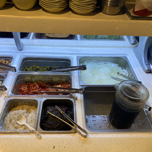 셀프바의 김치 채소 양파절임등