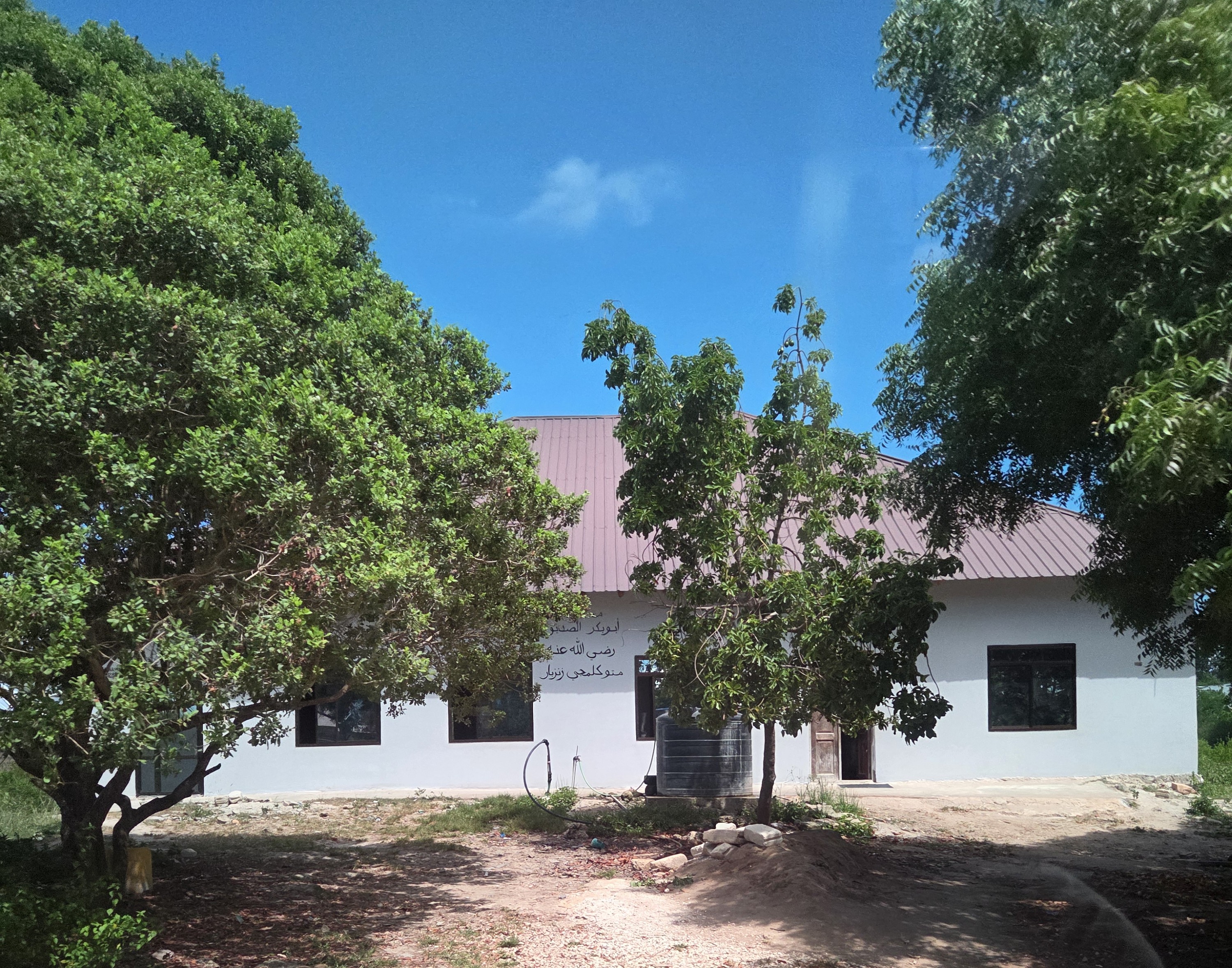 탄자니아 현지 집에 있는 검정색 물탱크