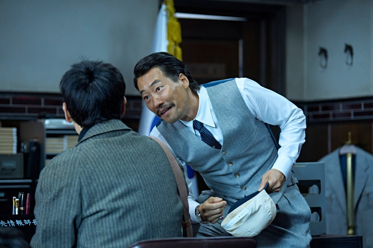 중앙정보부장 박상현이 아무개를 웃으며 쳐다보는 모습