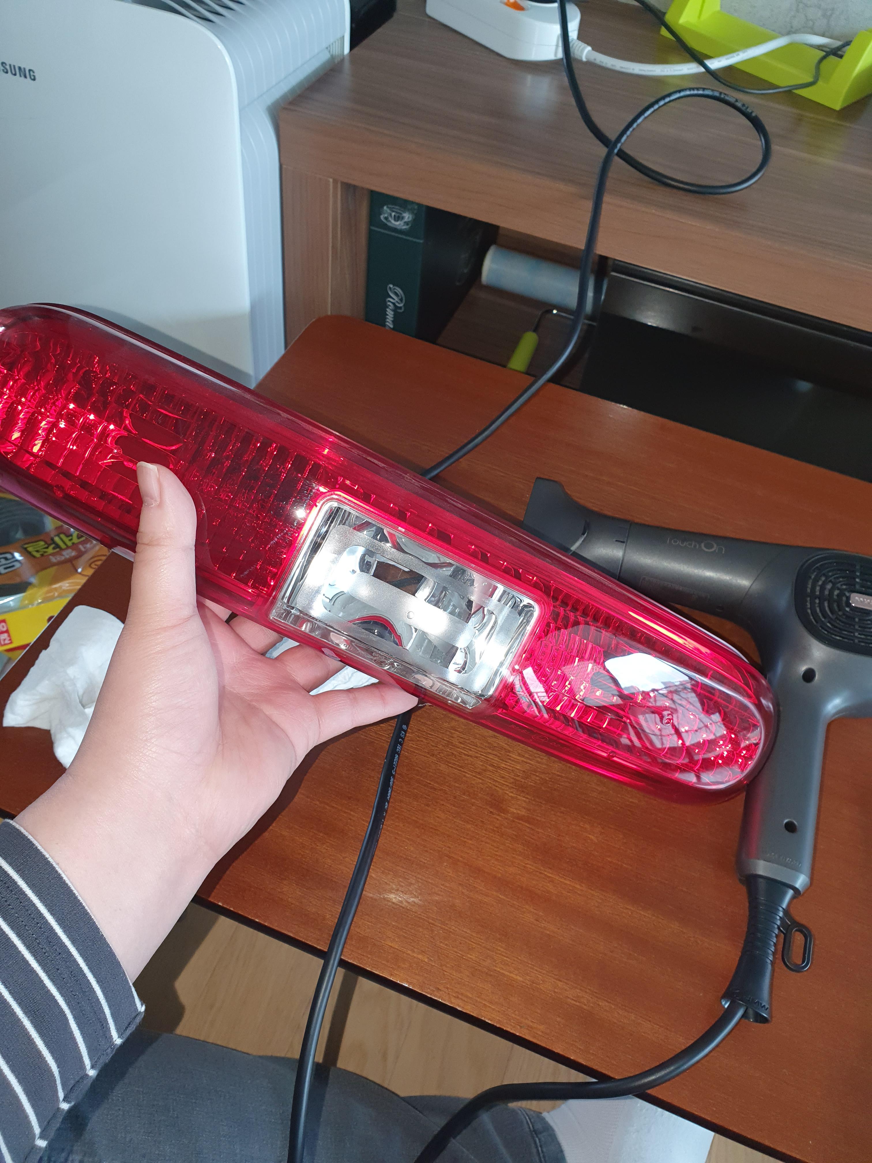 드라이기를 이용해서 뜨거운 바람으로 후진등 속안을 말려주세요.