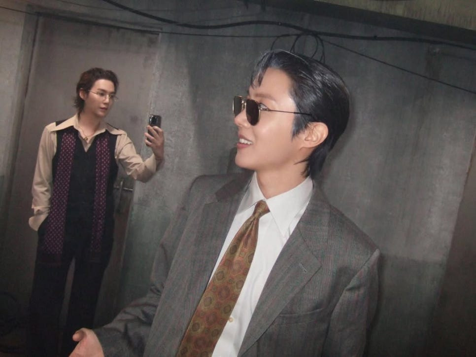 방탄소년단 멤버 슈가와 제이홉 2.0 뮤직비디오를 찍고 포즈를 취함