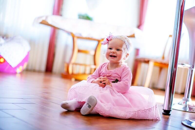 핑크색-드래스를-입은-아기