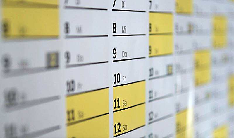 벽-달력을-확대해서-크게-보이는-사진