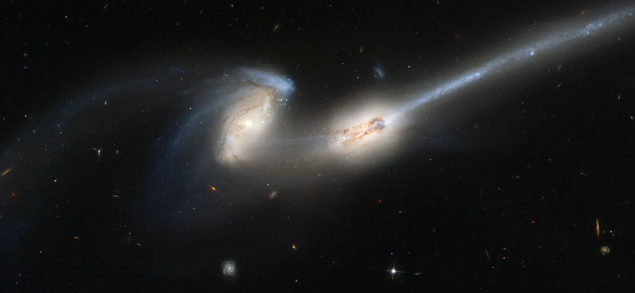 병합 과정에 있는 생쥐 은하 (NGC 4676 A&amp;B)