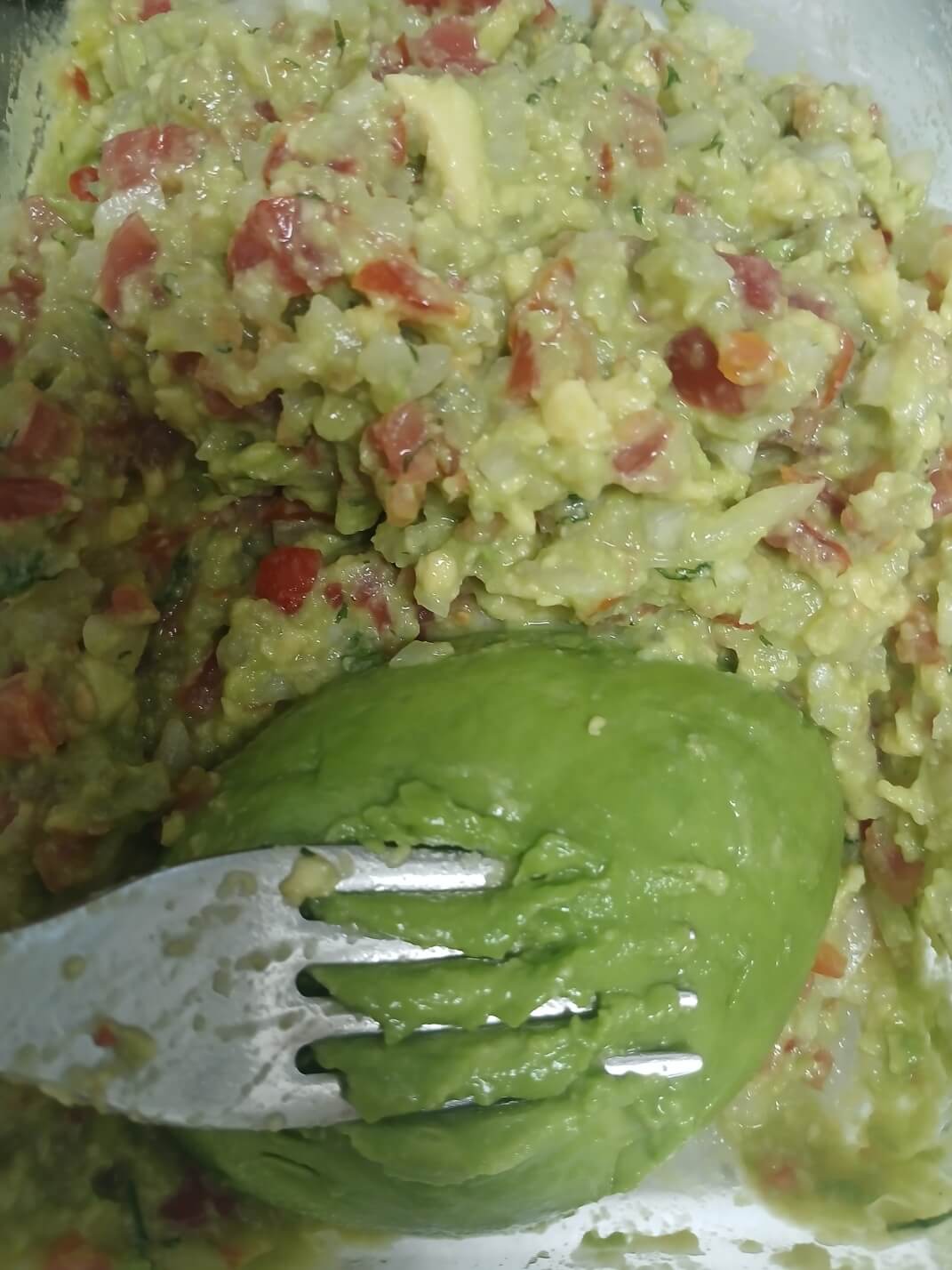 으깬 아보카도와 토마토, 양파