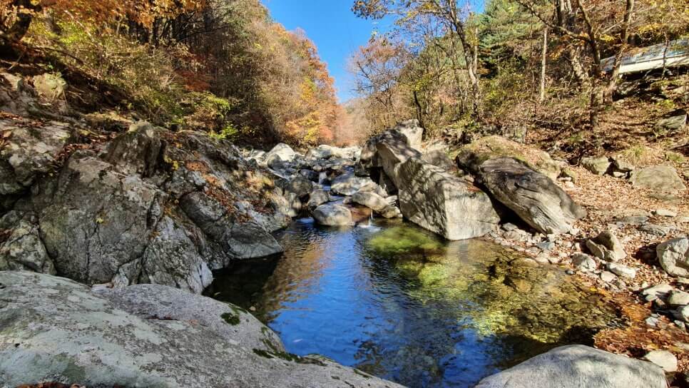 2025 경기도 단풍 트레킹 BEST 7 : 가을 하이킹 완벽 가이드_가평연인산명품계곡 