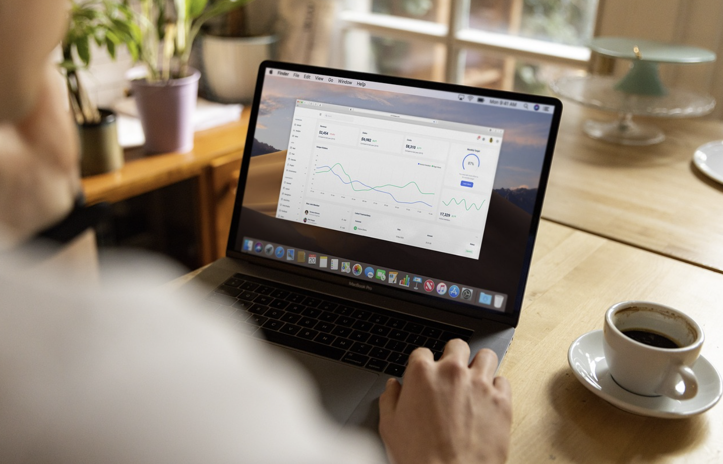 디지털 노마드 라이프: 원격 근무의 현실과 효율적인 업무 전략