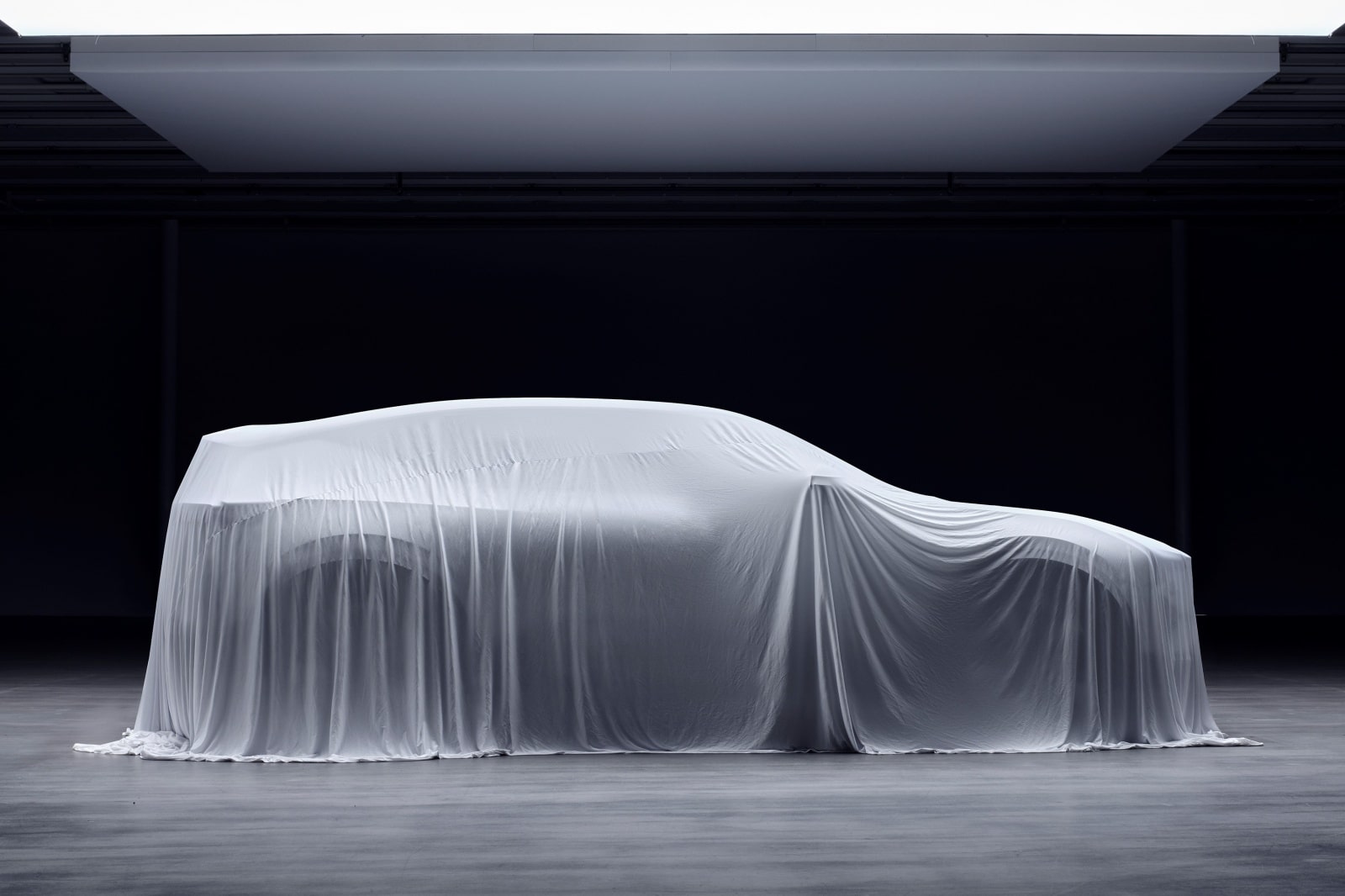 베일을 씌운 폴스타 3의 옆모습입니다.