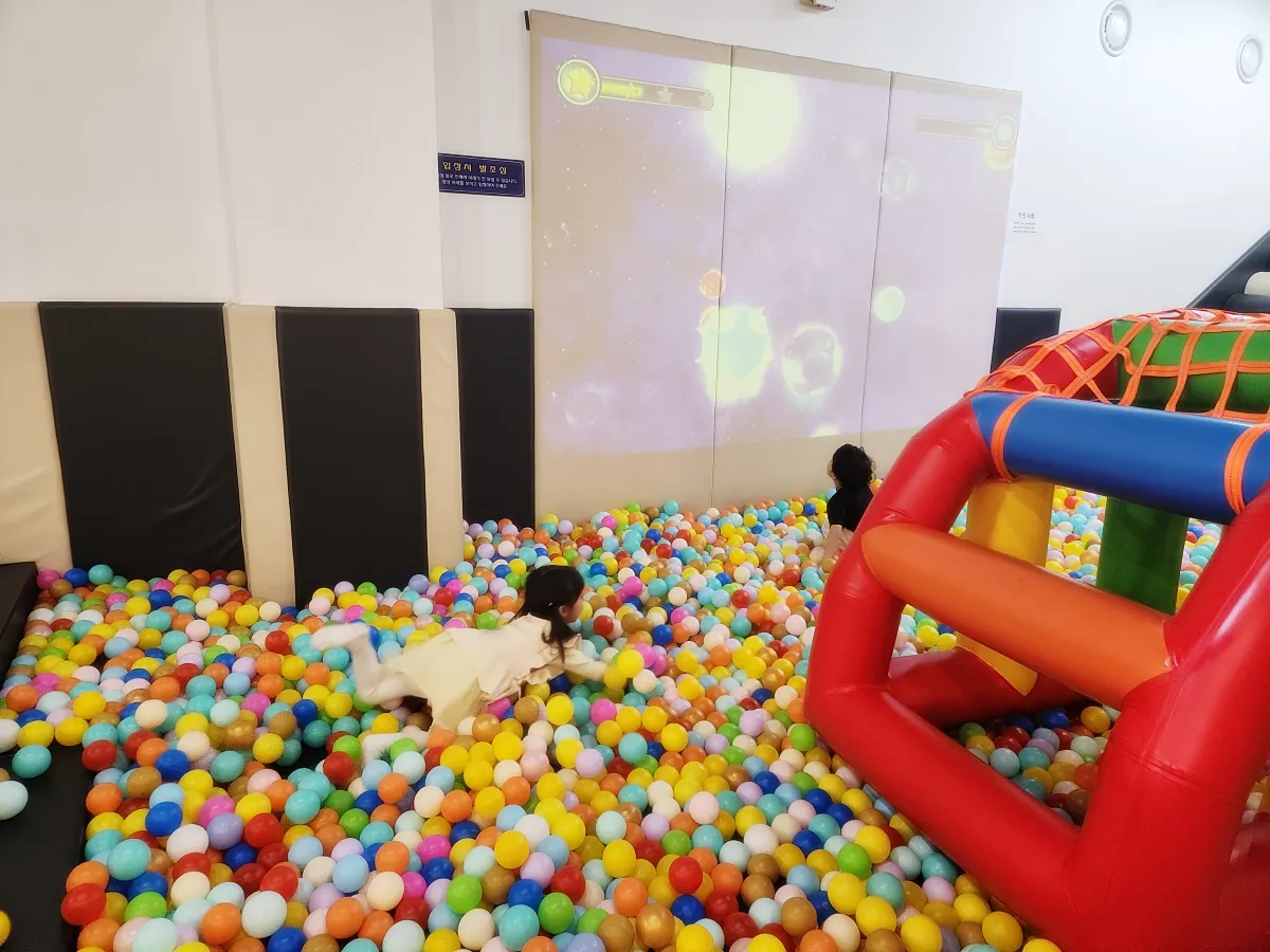 키즈카페-큐리-볼풀-공