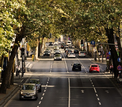 도로위 달리는 차들