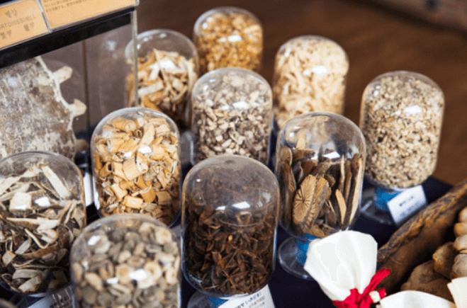 시장에 한약재가 진열되어있는 모습