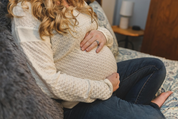 임신 중 여성의 배를 감싸 안고 있는 모습, 자궁경부 무력증과 관련된 건강 정보 및 예방 관리 주제