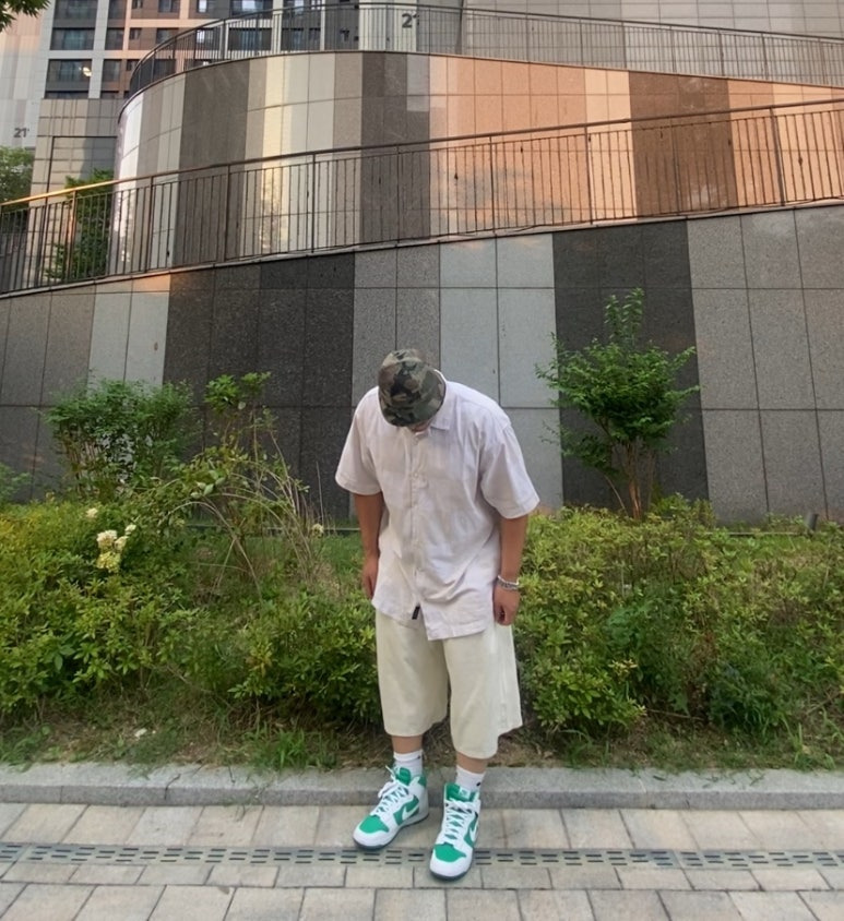 데일리룩('26. 7. 31.)엑스트라오디너리 카모 버킷햇 벙거지, 반스 케슬러 체커보드 우븐 반소매셔츠, 무신사스탠다드 버뮤다 데님팬츠, 나이키양말, 나이키 덩크하이 스타디움그린