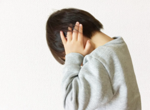 귀 뒤의 응어리를 누르면 아파