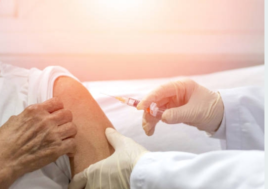 대상포진 예방접종을 하고 있는 고령자