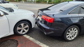 흰색-승용차가-외제차-뒤쪽-범퍼를-들이받은-모습