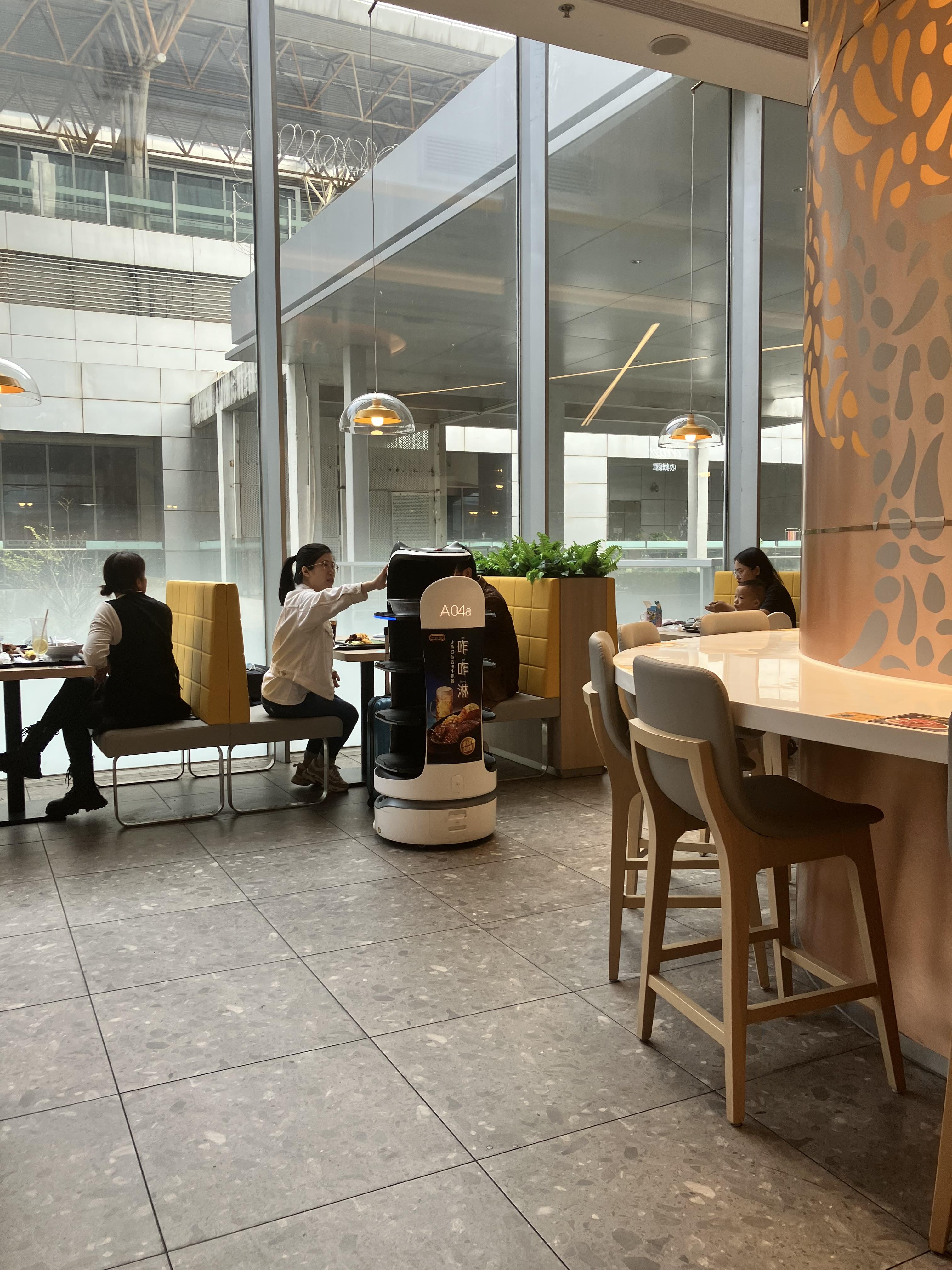 서빙로봇 고객이동완료