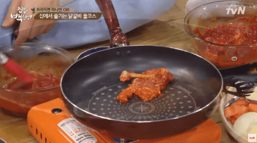 후라이팬에-올린-닭갈비-이미지