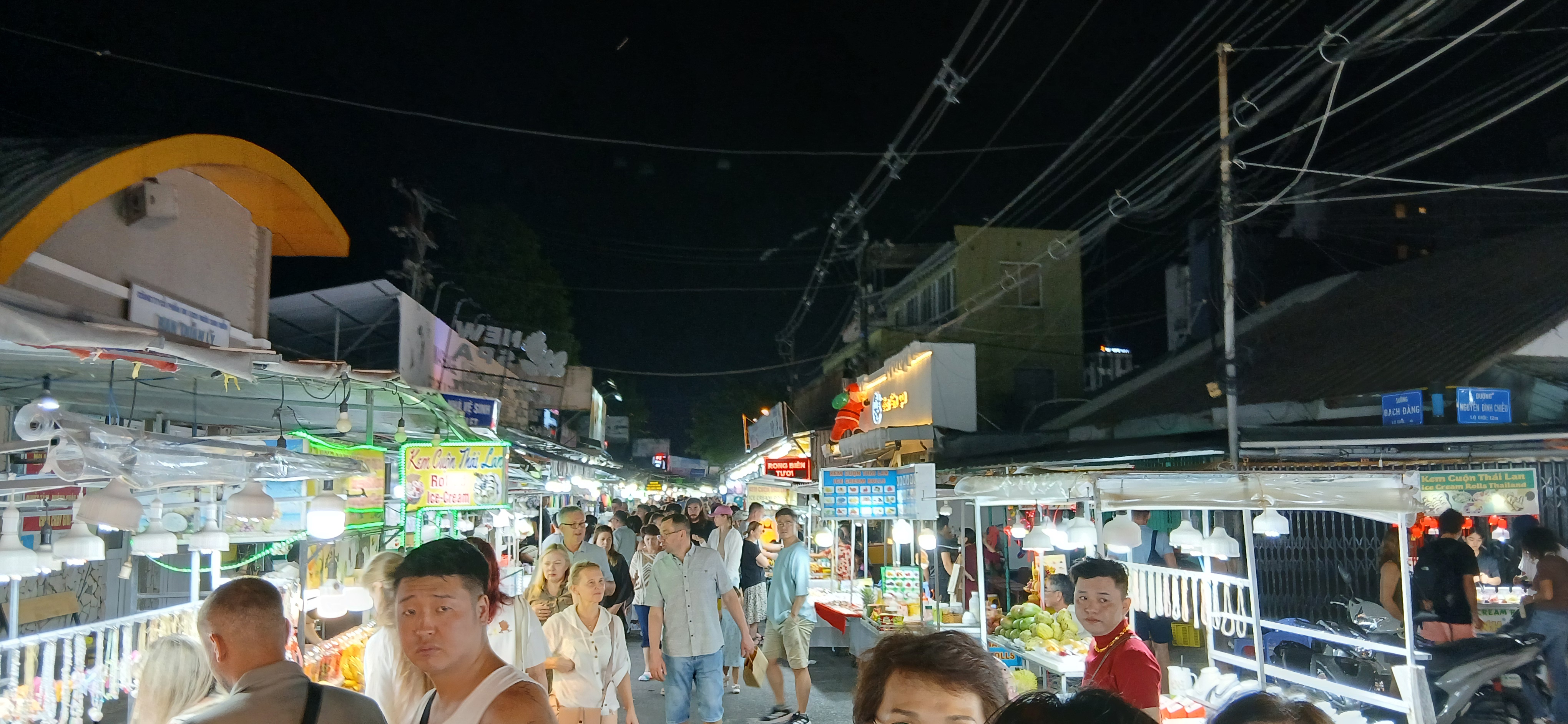 푸꾸옥 즈엉동 야시장 전경