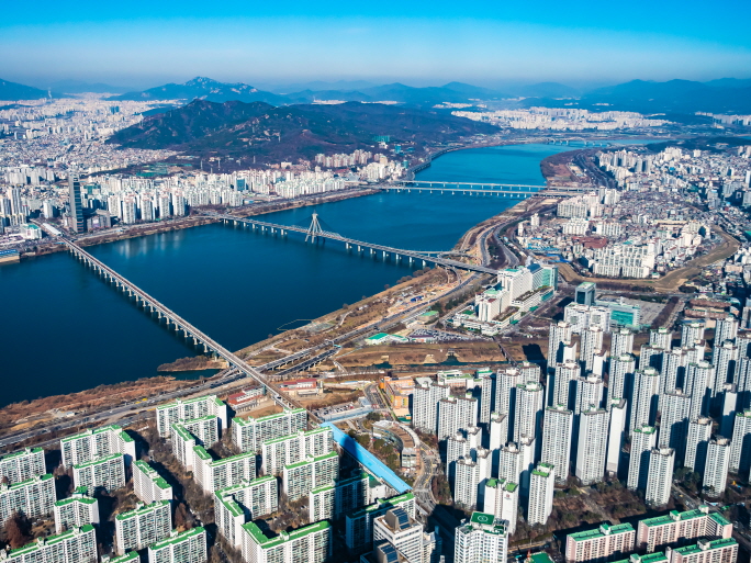 한강 주변의 아파트 단지 풍경