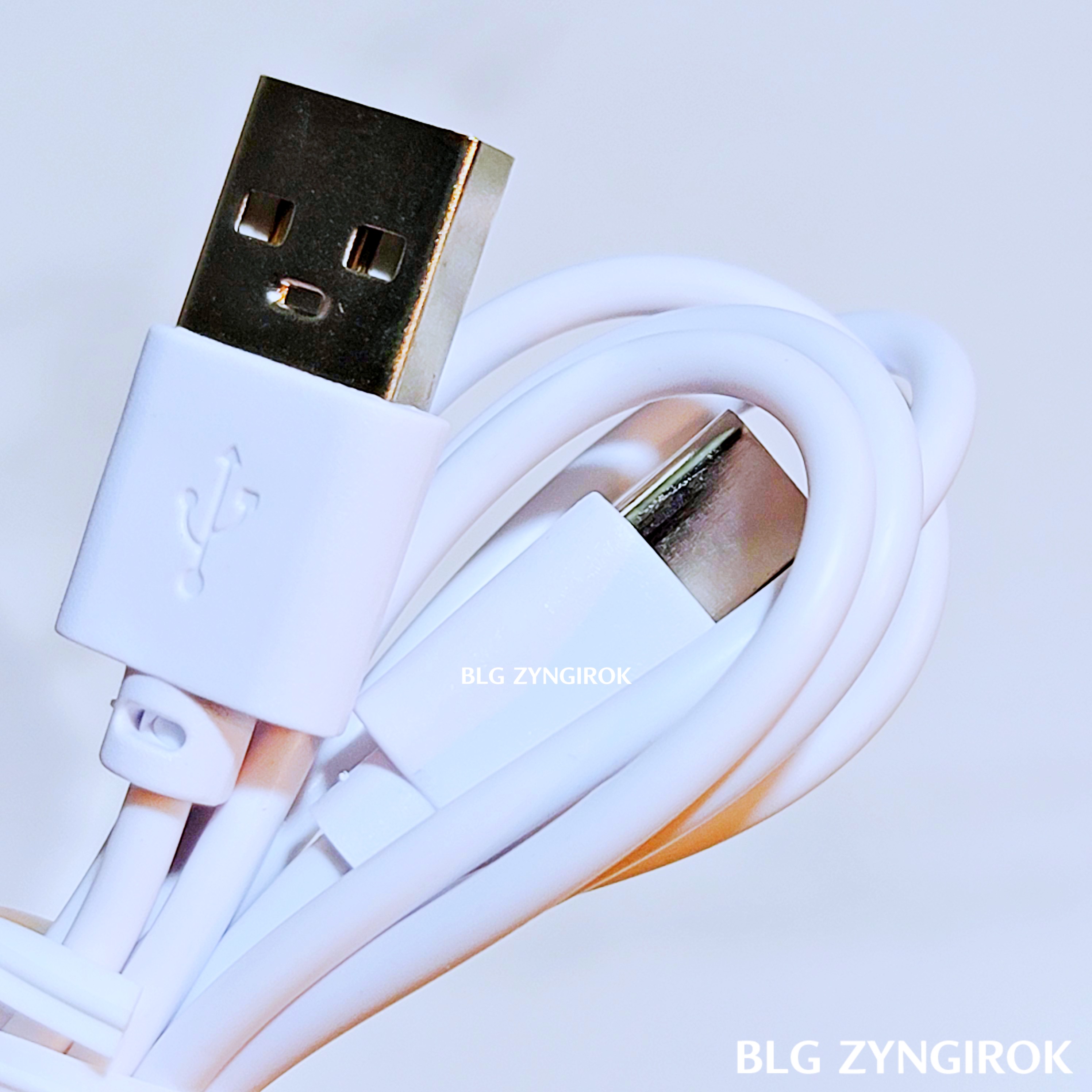 노브랜드 LED 듀얼 가습기 - C타입 케이블 모습이다.