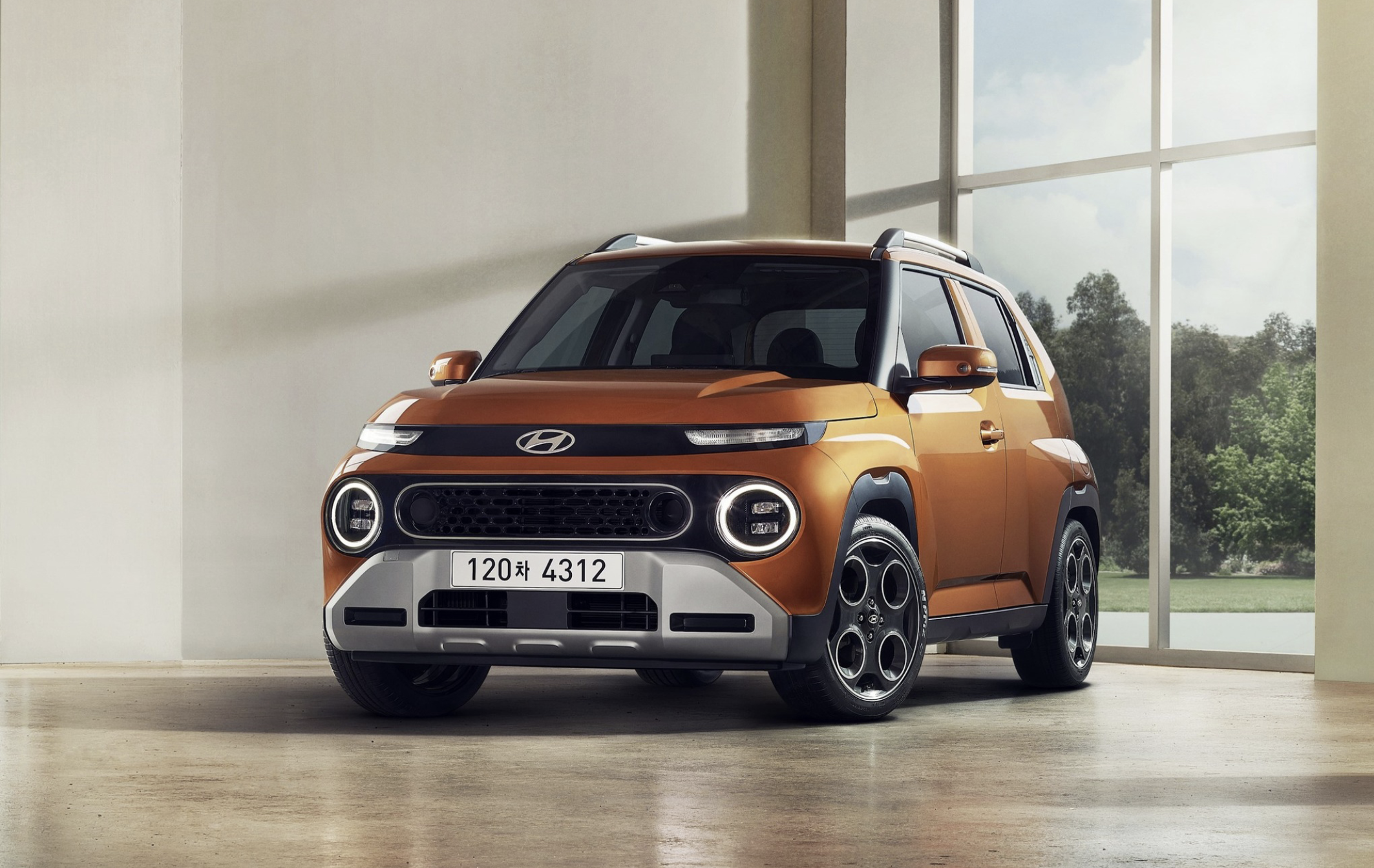 현대자동차가 경형 SUV 캐스퍼의 페이스리프트 모델 '더 뉴 캐스퍼' 디자인을 깜짝 공개했다.