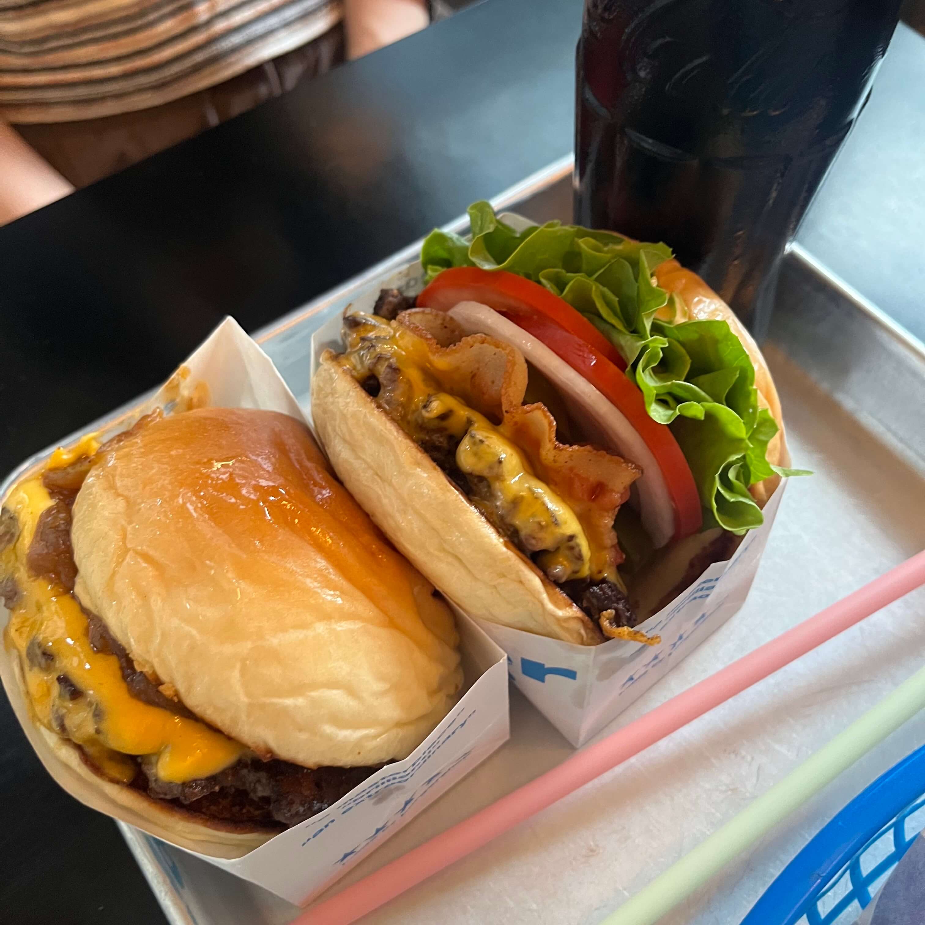 클래식버거(좌), 베이컨치즈버거(우)