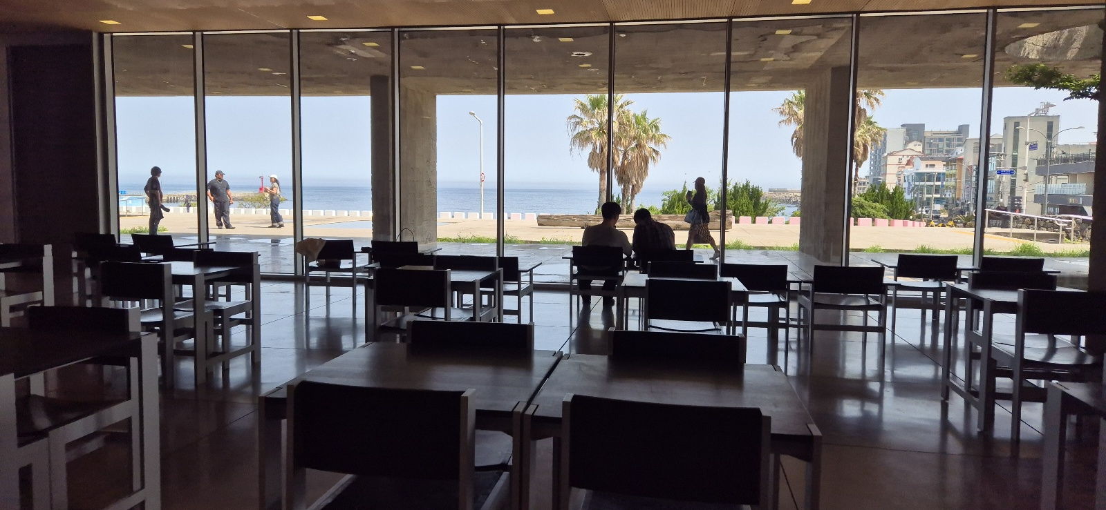 진정성 카페 내부 전경