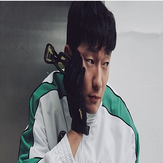 손석구 배우 턱 괴고 있는 모습