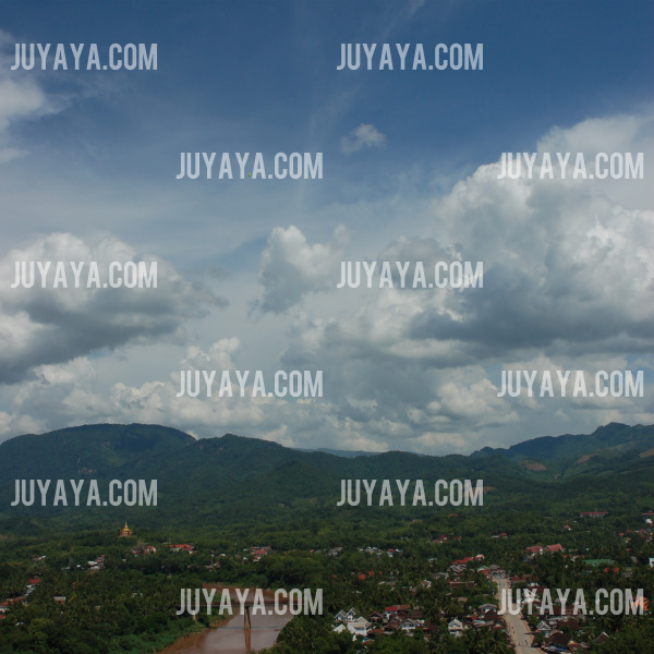 푸시산 정상에서 내려다본 루앙프라방 도시와 산 풍경.