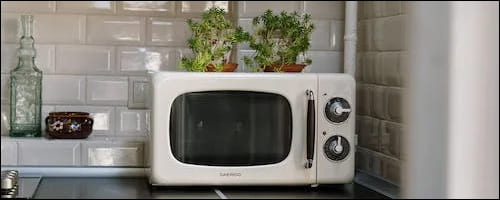 전자레인지가 놓인 부엌