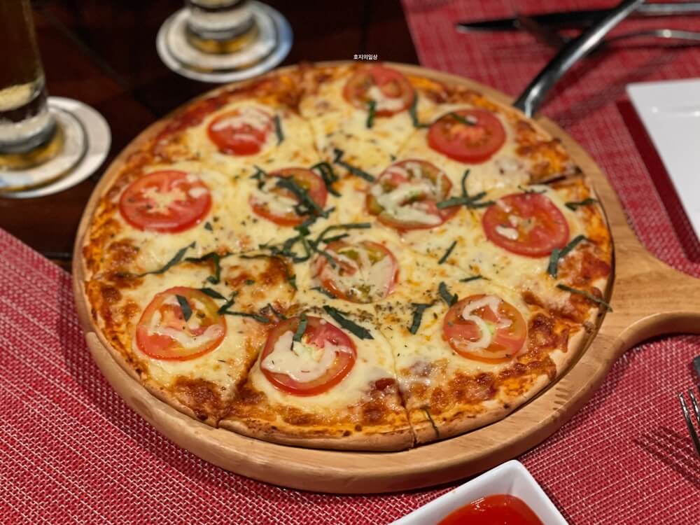 아미아나 리조트 풀바 - 잘 구워진 마르게리따 피자