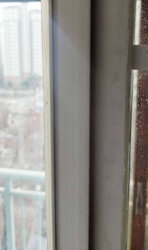 창문이 겹치는곳에 있는 모헤어가 들어갈 자리