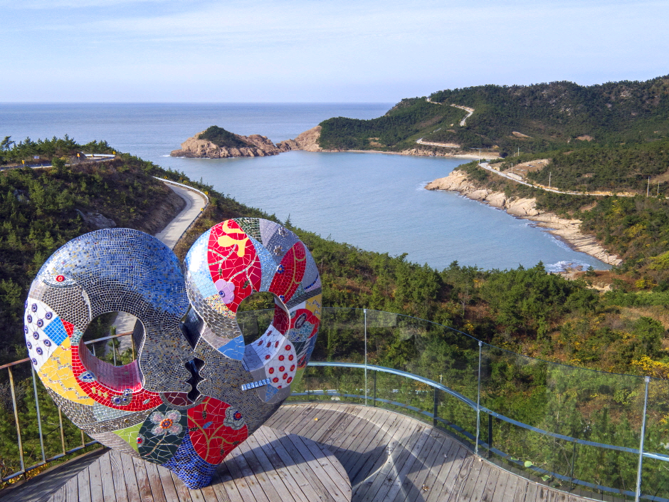 하트모형 뒤로 하트모양 해수욕장이 있다.