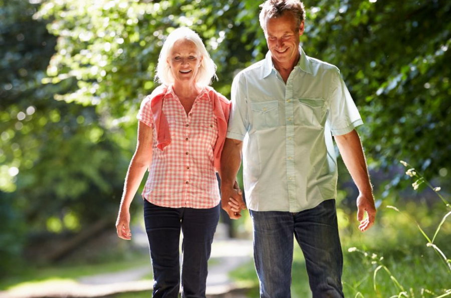 걷기 운동 중인 중장년 남녀