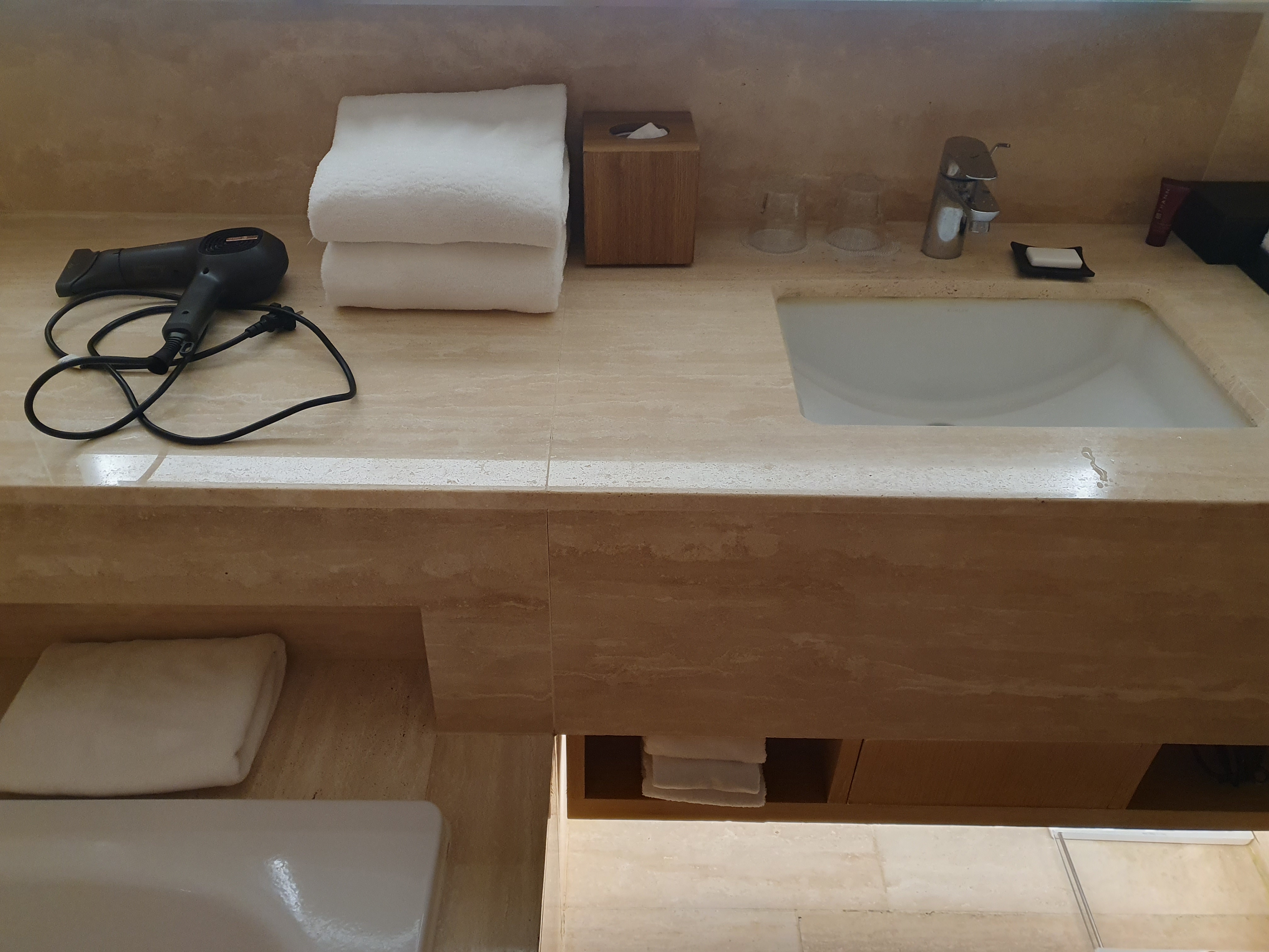 메리어트관 패밀리 객실의 욕실 세면대 *드라이기는 제가 개인적으로 가지고 온것임!