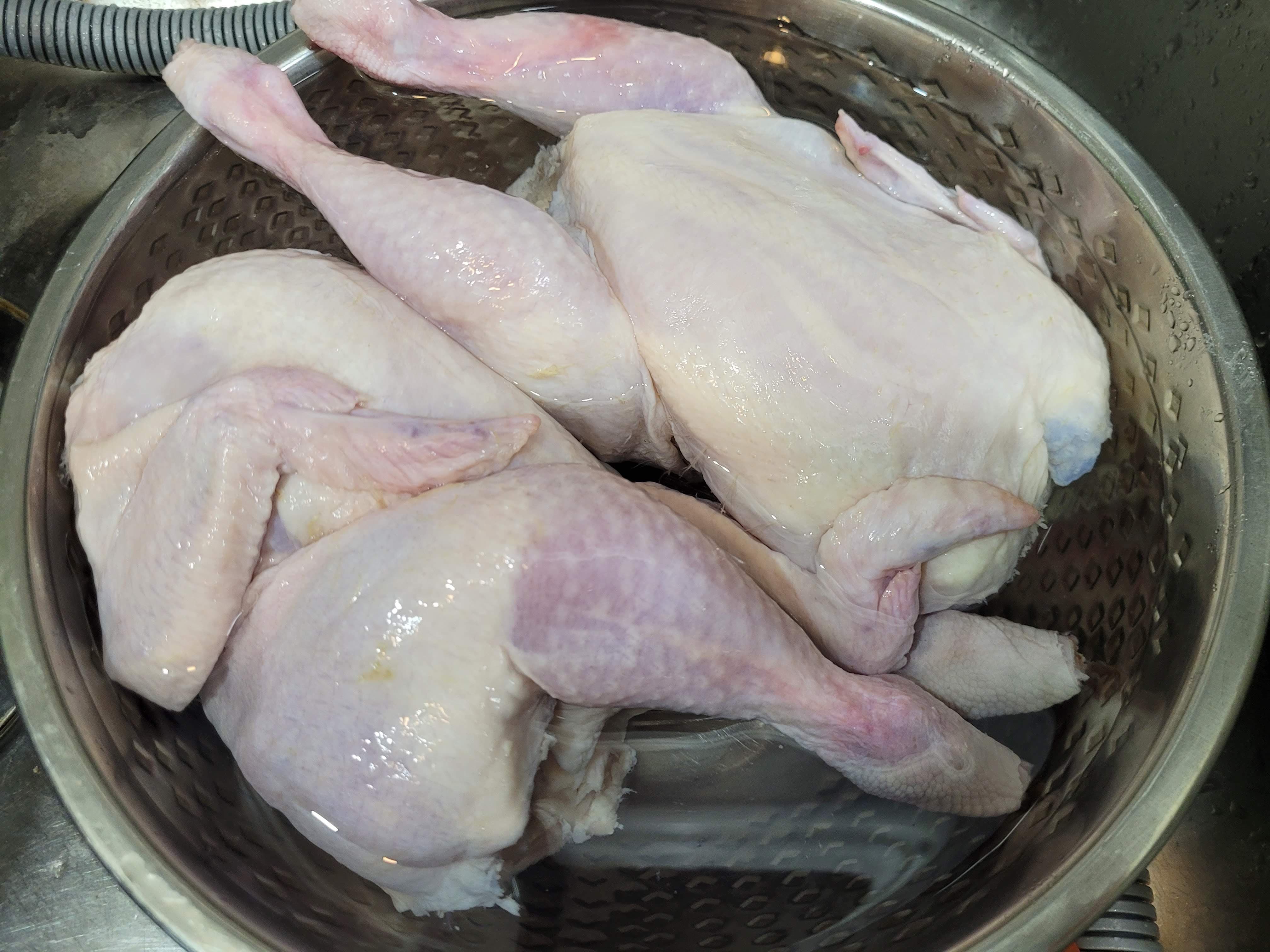 양푼에 씻어 놓은 닭 두마리