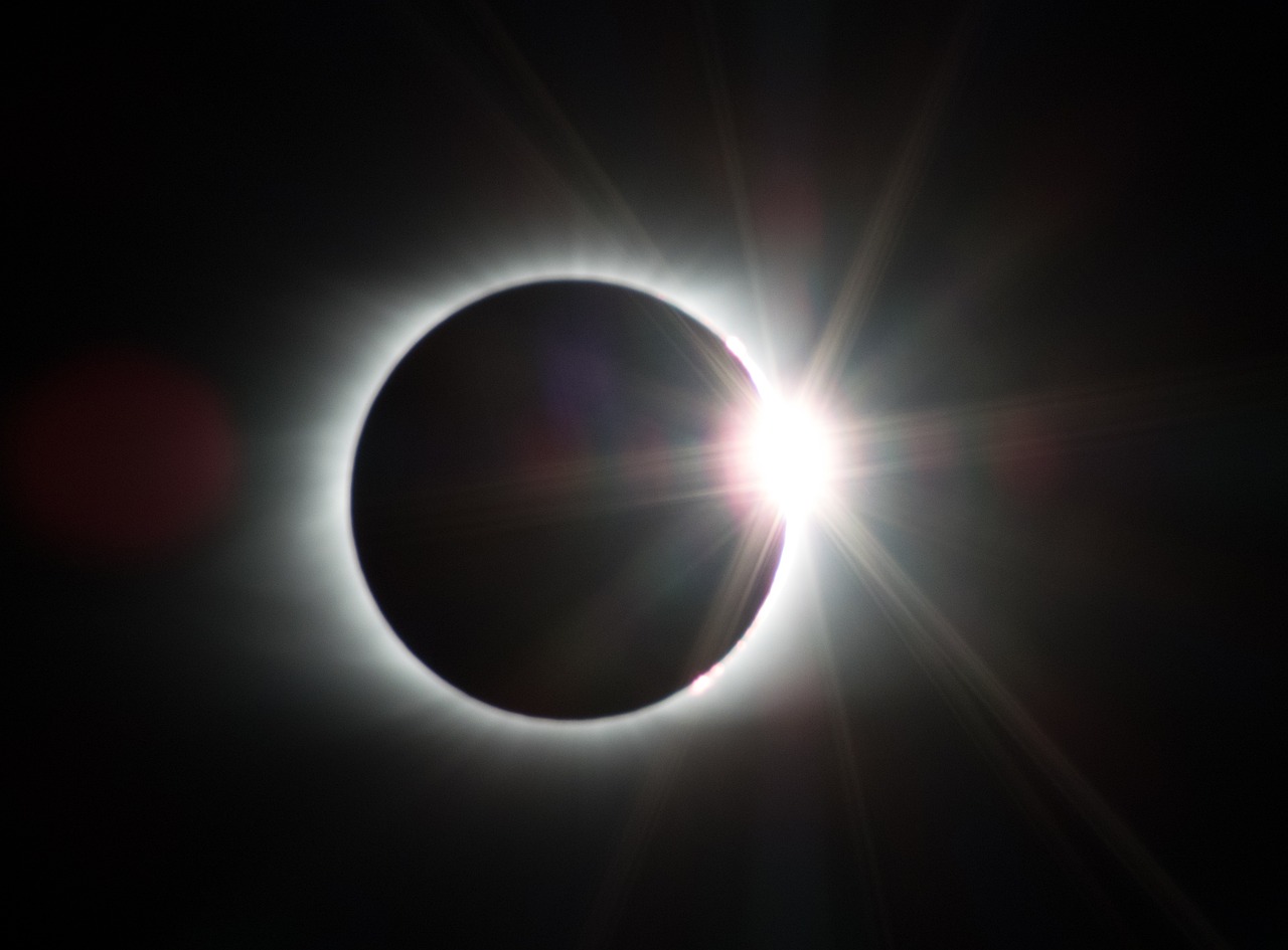 주로 개기일식 직전이나 직후에 짧은 순간 나타나는 희귀한 광학 현상, 다이아몬드 링(Diamond Ring)'.