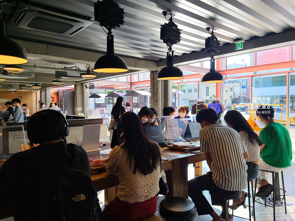 턴테이블 뉴트로 감성 가득한 바이닐앤플라스틱, LP 무료 감상하기, 이태원 가볼만한곳