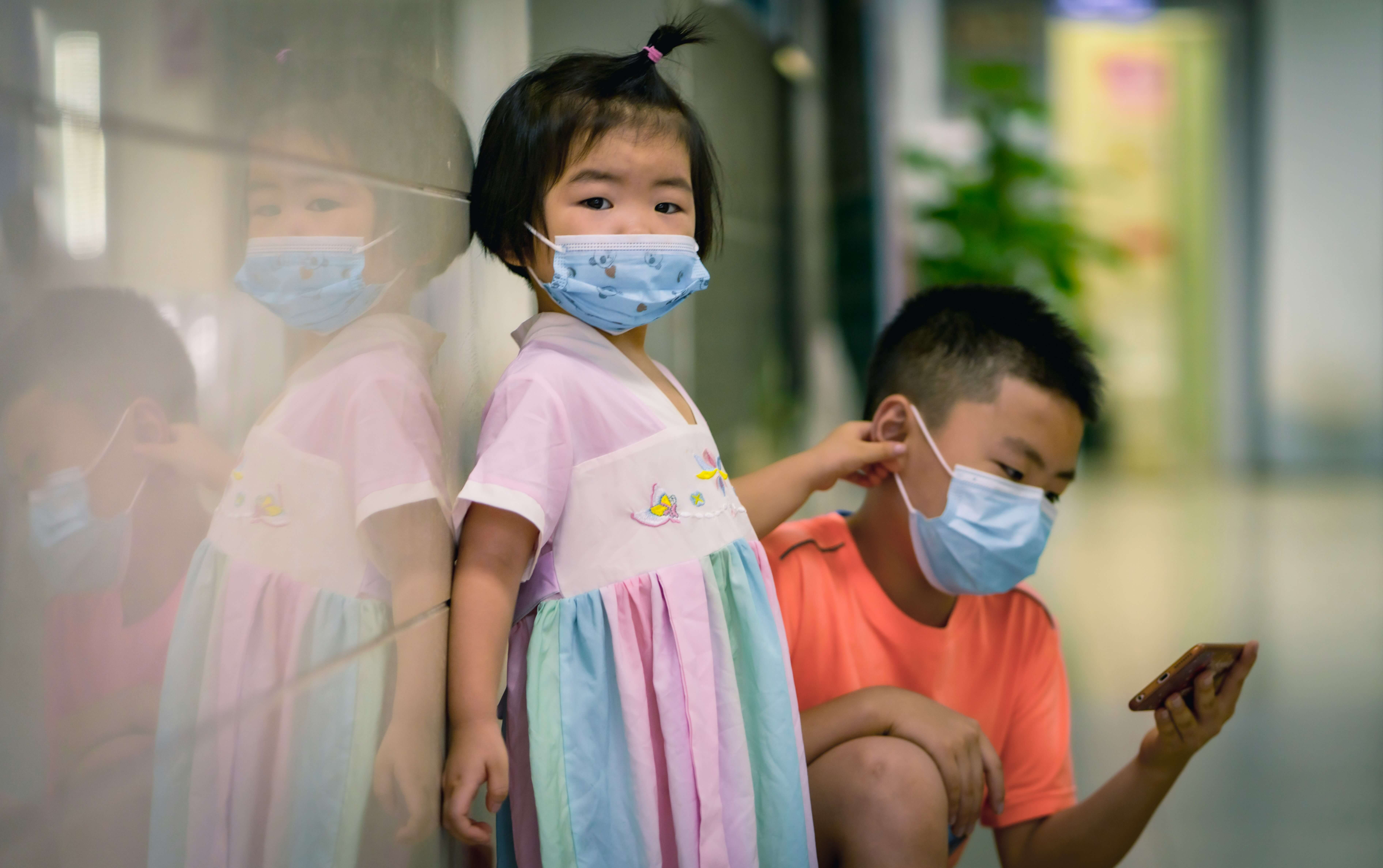 마스크를-쓰고-있는-남매-사진입니다.