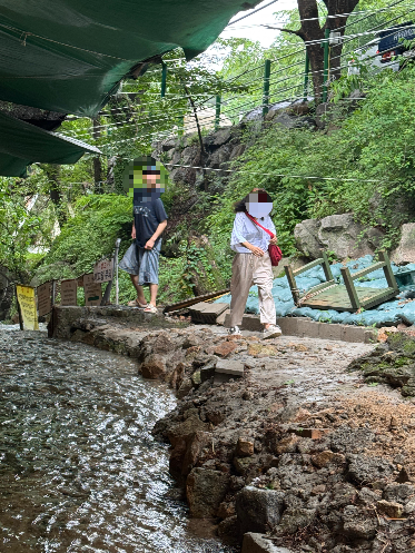 테이블로 이동 중 식당 직원분께 업혔던게 민망한지 살짝 미소를 짓는 찬솔이 외할머니 사진
