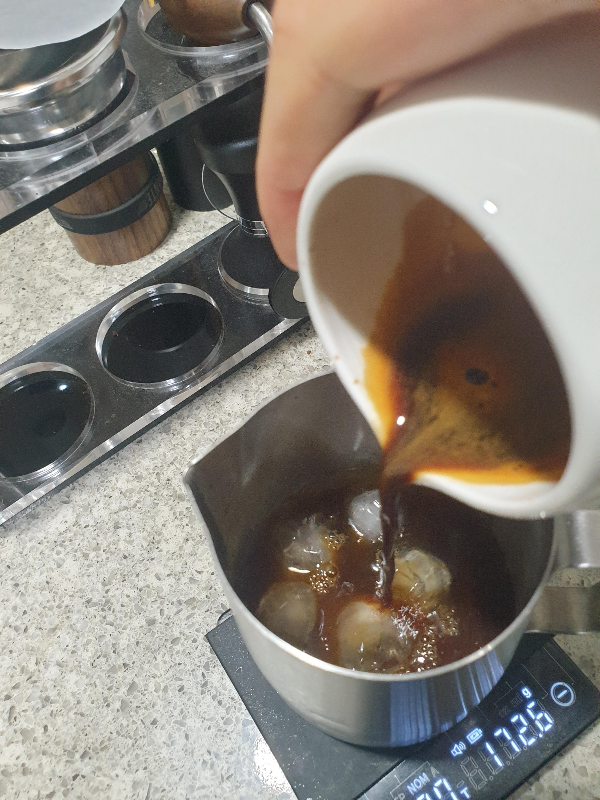 찬물과 얼음이 담긴 스팀피처에 추출한 에스프레소를 넣는다.