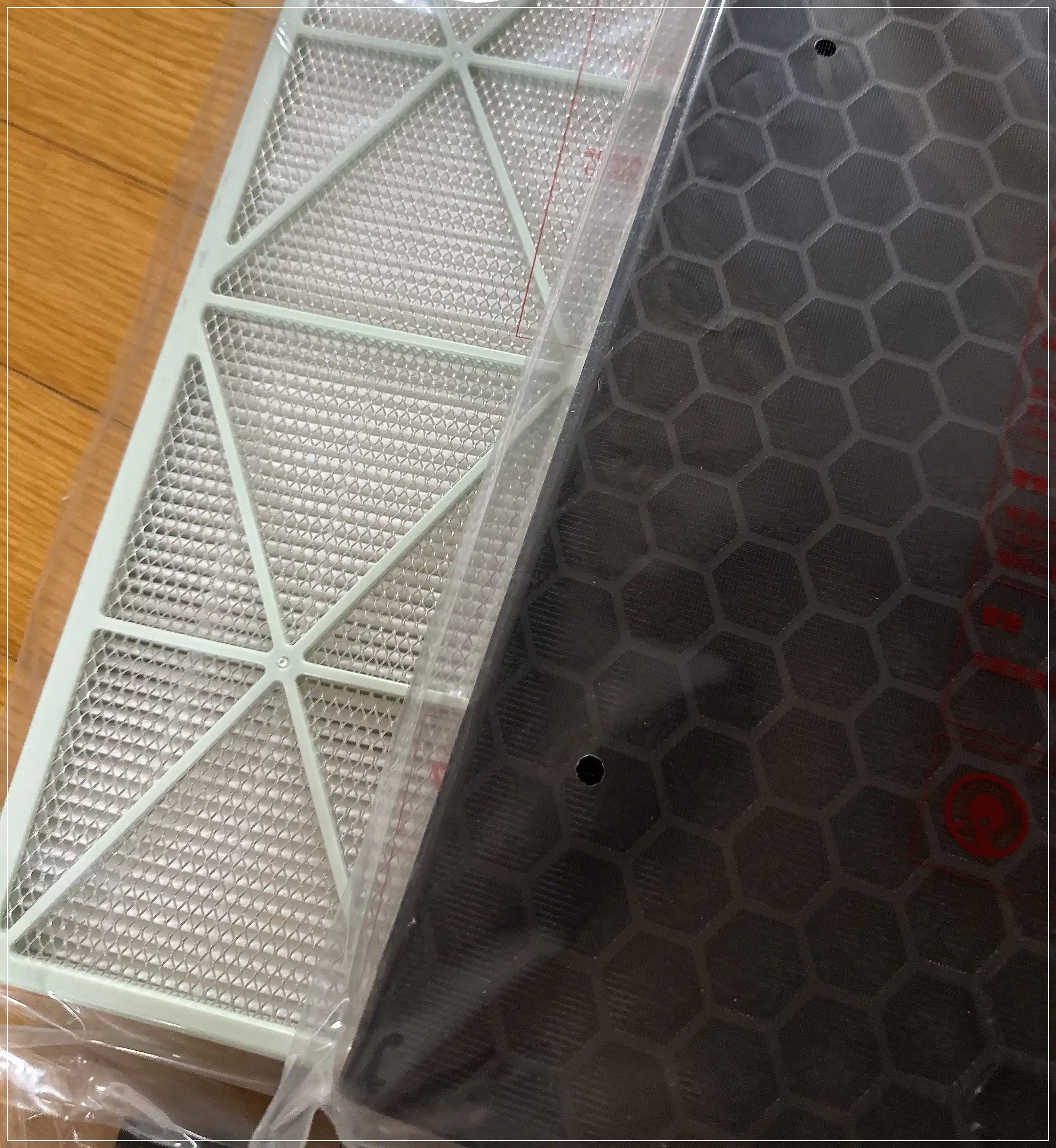 탈취필터와 집진필터가 바닥에 놓여있다.